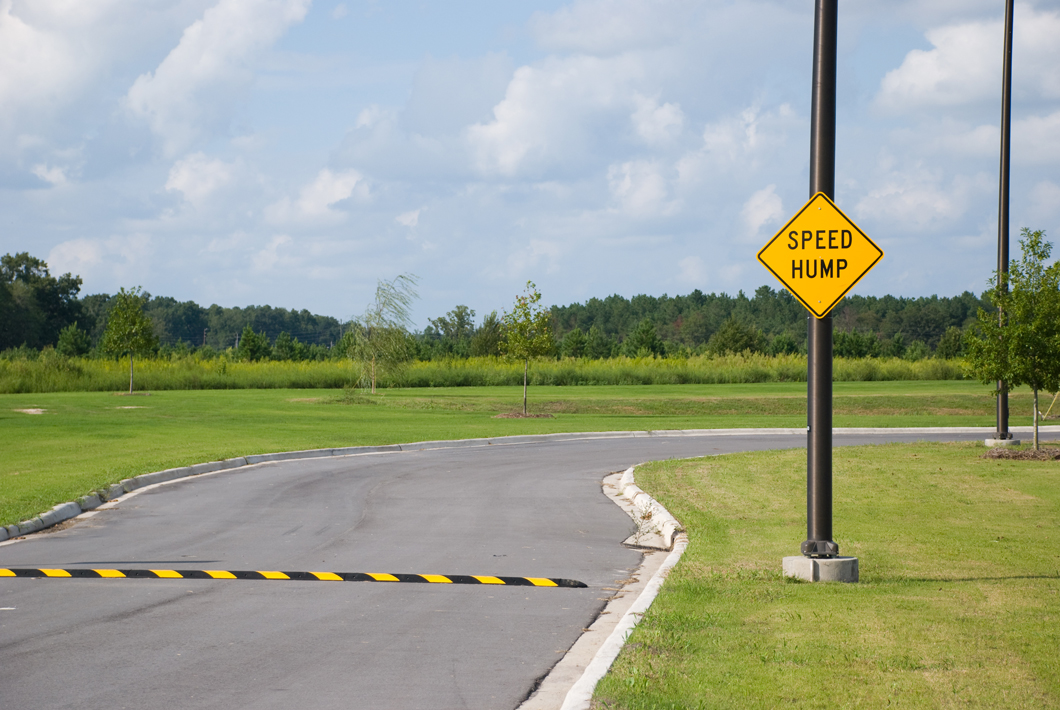 聊聊路上的小山丘：减速垫 - 安全与效率的权衡
